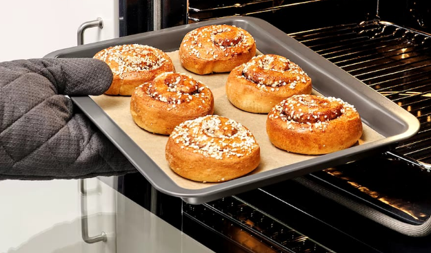 Non Stick Tin Baking Tray 33 x 25.5 cm